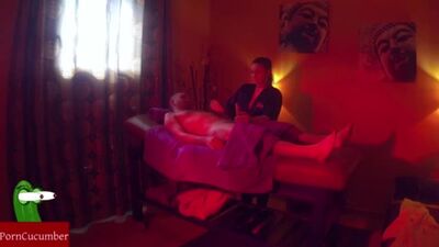 Au salon de massage, la séance s'est terminée par une fellation