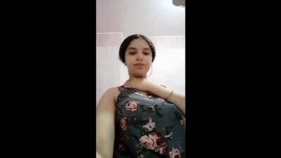 Татлы әрі сүйкімді египет қызы ванна бөлмесінде киімін шешіп, жігітіне қисық, сүттей ақ денесін көрсетеді.mp4