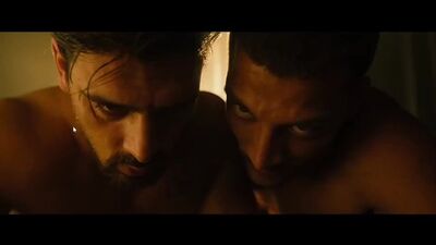 El actor Michele Morrone en escenas de sexo bisexual