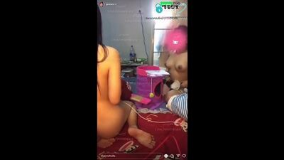 Vidéo divulguée : diffusion en direct sur Instagram par grxcxcx montrant deux filles installant une caméra pour montrer leurs seins et leurs parties intimes. Les images sont très explicites