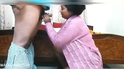 Filmik z obficie biustową tamilską ciocią i grubą sąsiadką robiącą loda.mp4
