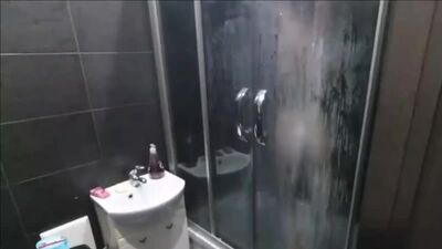 J'ai baisé ma sœur sous la douche