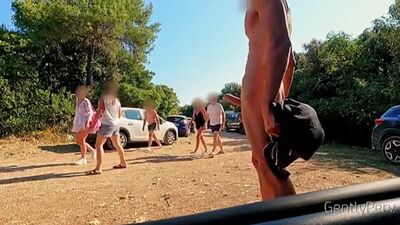 Una feligresa le hizo una paja a un hombre en la calle (delante de sus amigos)