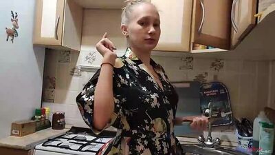 Acabei por foder a minha meia-irmã enquanto ela lavava a louça. Vídeo caseiro russo