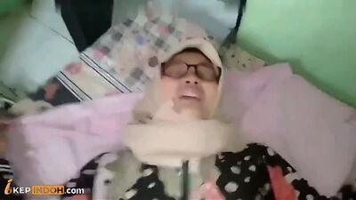 Индонезиялық порно: хиджаб киген жас бастауыш сынып мұғаліміне қатысты жанжал – Bokepindoh.mp4