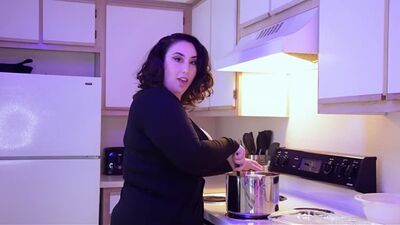 Juego de rol de mamá: Anal Kitty Leroux - «Risky Business»: Polvo anal con la madre de un amigo - Archivo 1