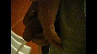Cámara oculta en el baño de hombres