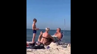 Le grita delante de los niños