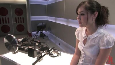 FuckingMachines.com - Sasha Grey - Jovem de 18 anos leva uma surra na rata por máquinas_20 de agosto de 2020_1080p