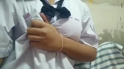 Vidéo porno d'une ado thaïlandaise : une lycéenne aux gros seins montre son excitation, se caresse et titille ses tétons. PORNJAV.ONLINE Film JA.mp4