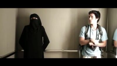 Una mujer musulmana se quitó el hiyab y vendó la herida a un chico