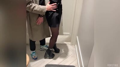 Fazer sexo com um amigo do meu namorado numa loja