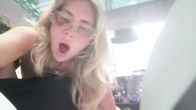 Pillan a Bonnie Blue corriéndose en un vídeo de sexo en un coche en público en OnlyFans