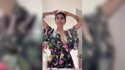 Міа Халіфа: гаряче відео під душем на OnlyFans
