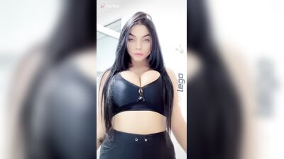 La superbe Karniello dévoile son décolleté dans un crop top noir sur OnlyFans