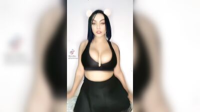 Tetas de Karnielloreal en OnlyFans
