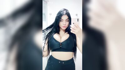 La séduisante Karniello dévoile son décolleté dans un soutien-gorge noir érotique sur OnlyFans