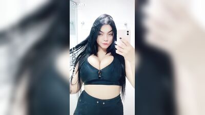La séduisante Karniello dévoile son décolleté dans un soutien-gorge noir érotique sur OnlyFans