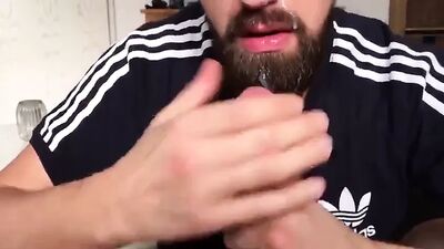 Um homem chupa um pénis com esperma