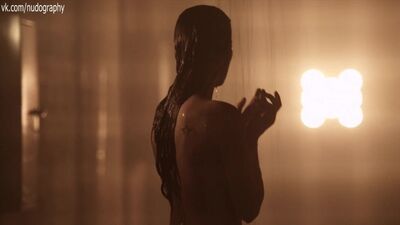Tanit Phoenix aparece desnuda en la película «Death Race: Inferno» (2013, Roel Reine)