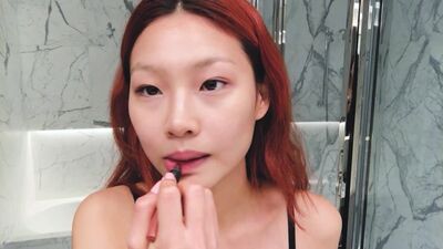 Ho Yeon-jeong, estrela da série «Squid Game», mostra a sua rotina de maquilhagem e cuidados labiais | Vogue Rússia
