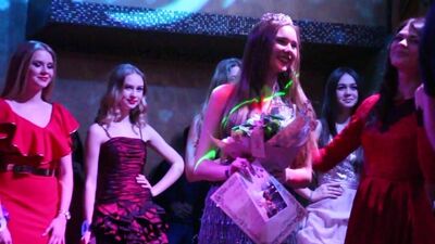 Vencedora do concurso MISS MASCA de Lipetsk. Parceiro do concurso: coleção de vestidos de noite do salão VULEVU, no centro comercial Malibu, em Lipetsk