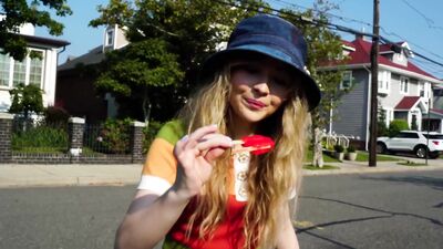 Sabrina Carpenter nua
