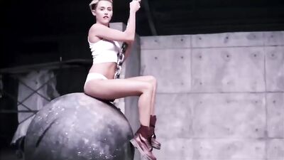Miley Cyrus nua