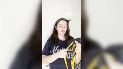 Naked Jazminesinging