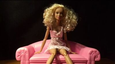 Ma petite fille 2 (arrêt de bus, Barbie)