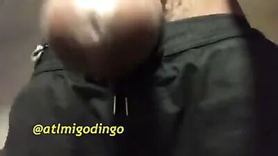 Un enorme pene nero eiacula ancora e ancora