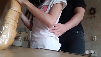 Me la tiré en casa de unos amigos, en la cocina, mientras nadie nos veía