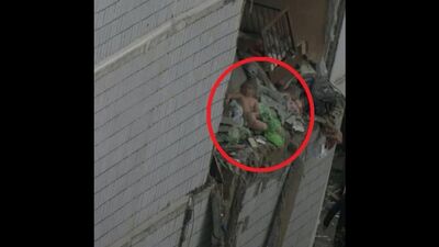 Тоғыз қабатты тұрғын үй блогындағы жарылыстан аман қалған қыз сынық терезе жақтауының шетінде отырып, көмек шақырып жатыр!