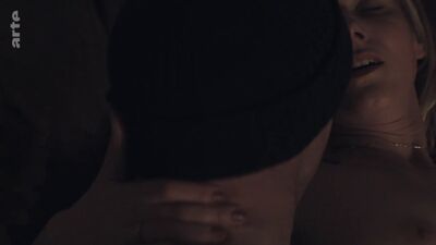 Katrin Röver (Rover) Desnuda - Hindafing - Desde lo más alto (2019) - 720p Ver en línea