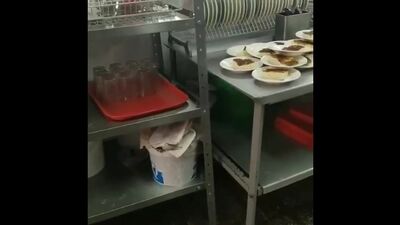 W szkole nr 108 przy ulicy Telmana uchwycono na filmie przygotowania obiadu dla drugiej zmiany