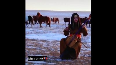Une jolie Mongole joue du « morin khuur », l'instrument national mongol