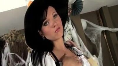 Una bambina in costume e lingerie sexy per Halloween
