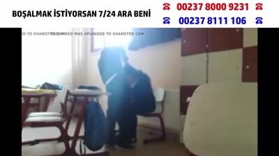 Uma miúda gira do liceu turco está ocupada a fazer um broche na sala de aula