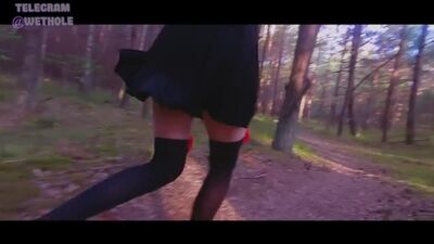 Um perseguidor perseguiu uma estudante assustada na floresta e depois fodeu-a com violência [pornô russo, russo, caseiro, sexo, foder, a foder, miúdas, jovens, foda]