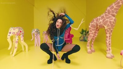 Nastya Kamenskikh (NK) y otros en el videoclip de «ELEFANTE» (2019) en HD 1080p. ¿Desnuda? ¡Qué sexy!