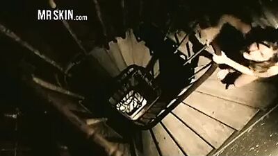Жалаңаш, секіріп тұрған кеуделер