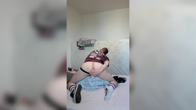 Un chavalito alemán con cinturón deportivo, calcetines blancos y zapatillas Nike