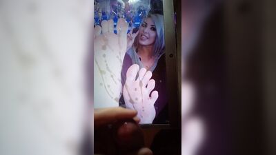 Jessica Nigri : Hommage à l'éjaculation après une branlette avec les pieds
