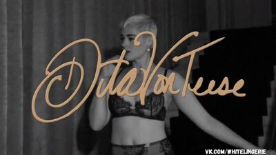 Stefania Ferrario – czarna bielizna, stringi, pas do pończoch, seksowna blondynka z gorącymi piersiami i tyłkiem, OnlyFans, Patreon