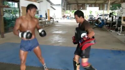 Buakhao Po. Pramuk. Entraînement avec un coach sur les makiwara