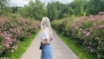Прогулянка зі спермою в трусиках після сексу в громадському парку — Ева Елфі