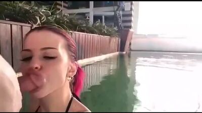 Llamé a mi amiga a la piscina, la convencí para que me la chupara, me la chupa en el agua, le metí la polla hasta el fondo a mi joven amiga, corrida