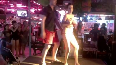 Porno amatoriale: una turista si rilassa [720p]