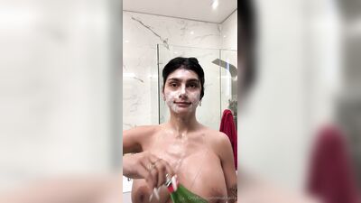 Naked Mia Khalifa