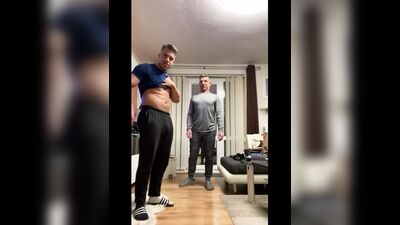 Un vero padre e il suo figliastro si vantano